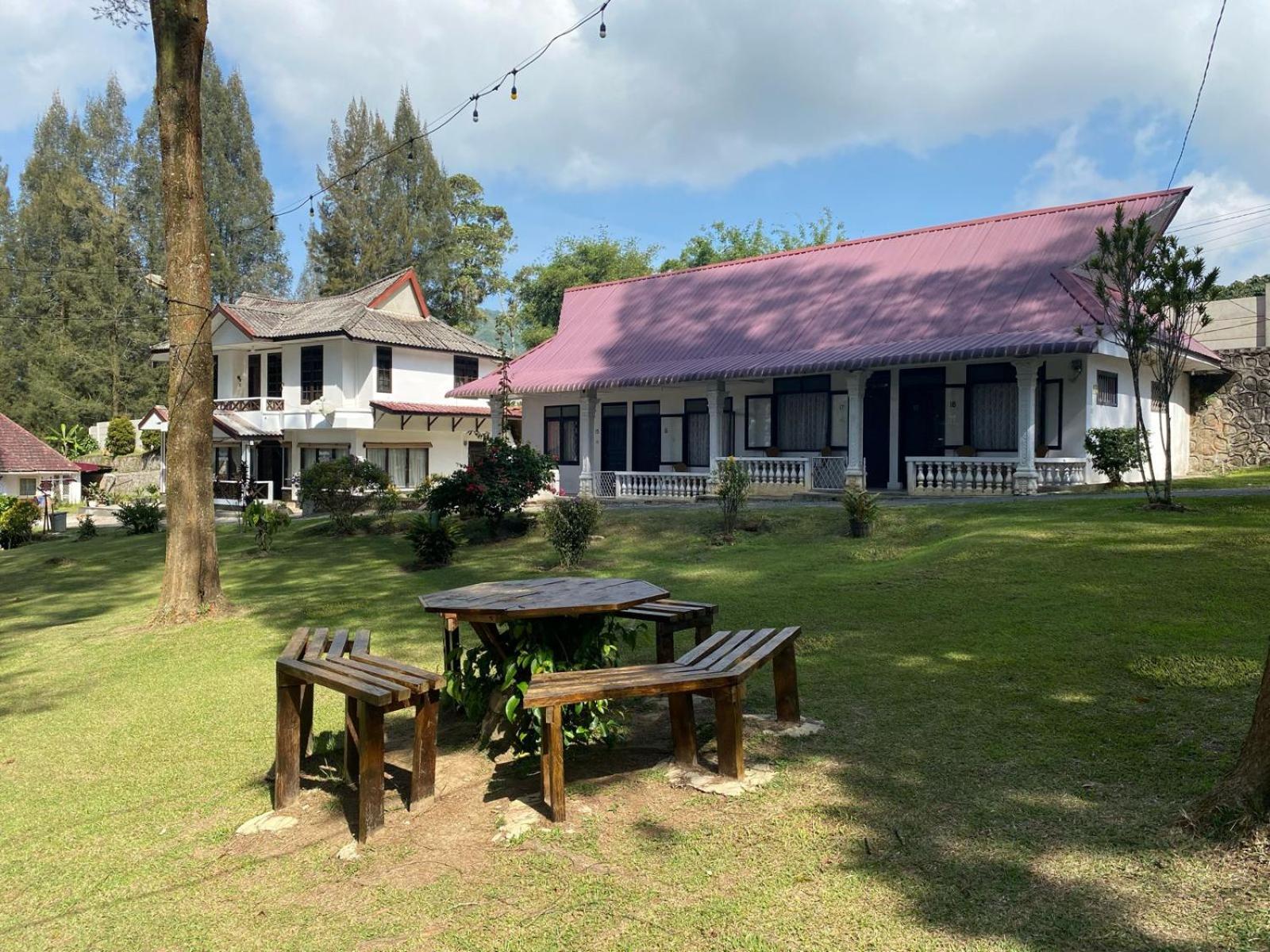 Sibayak Multinational Rest House Berastagi Buitenkant foto