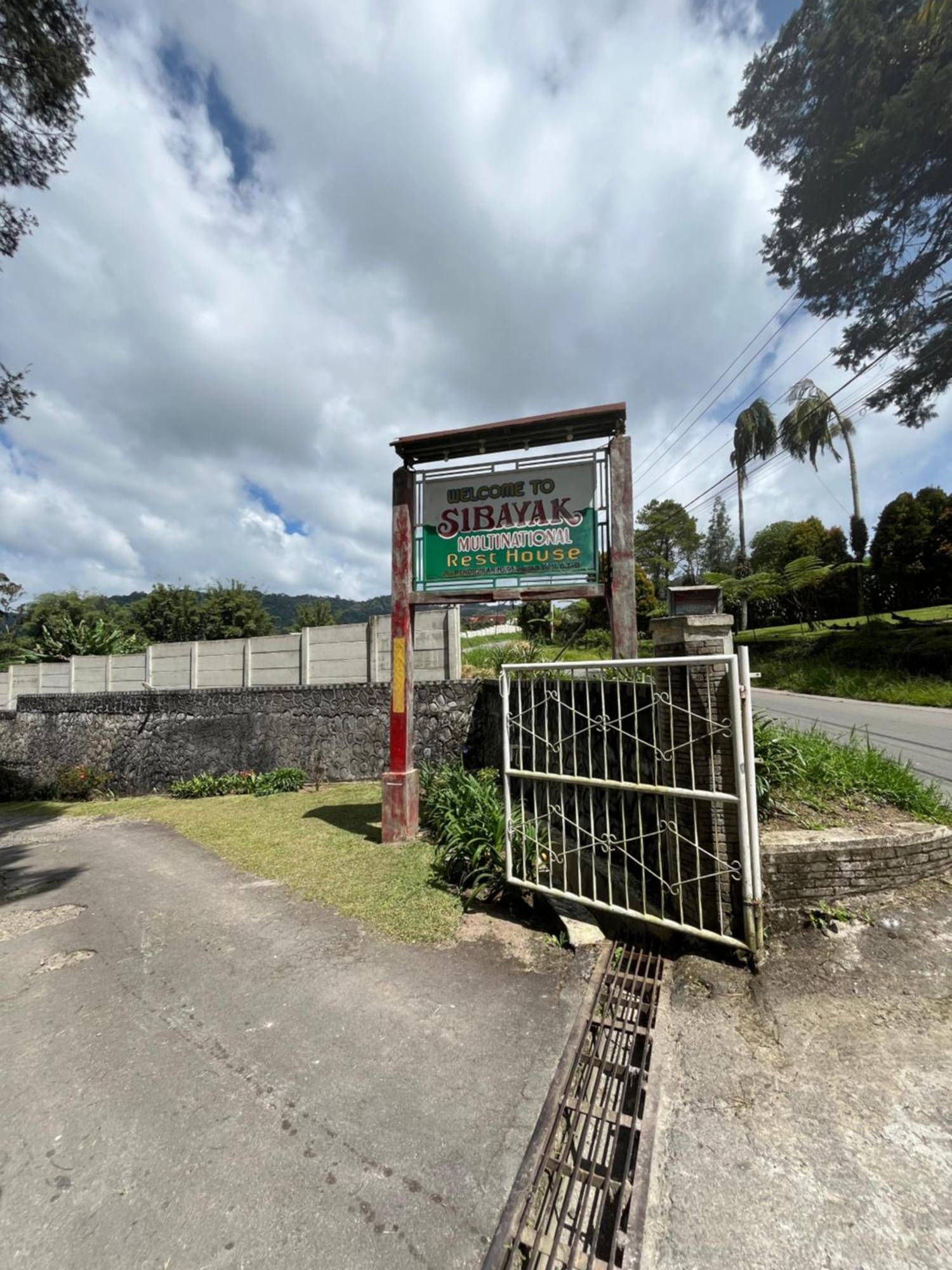 Sibayak Multinational Rest House Berastagi Buitenkant foto